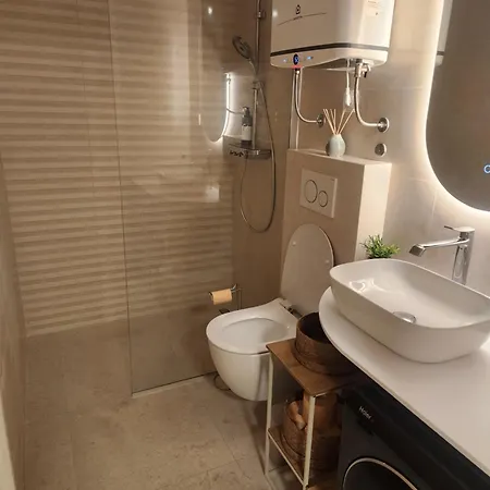 Azura Jacuzzi - Private Courtyard & Hot Tub Appartamento