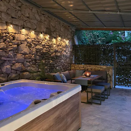 Apartamento Azura Jacuzzi - Private Courtyard & Hot Tub Split