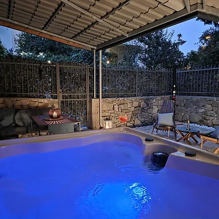 Azura Jacuzzi - Private Courtyard & Hot Tub *
