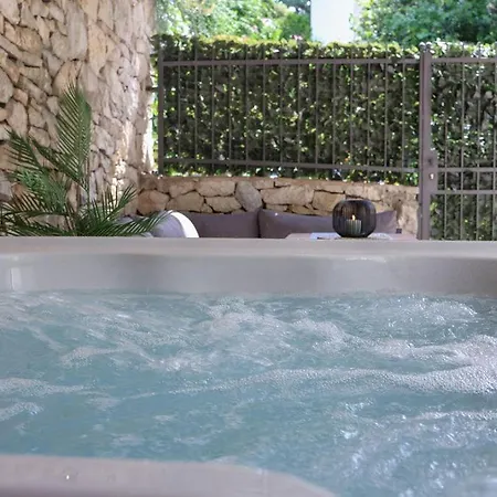 Azura Jacuzzi - Private Courtyard & Hot Tub Apartamento *