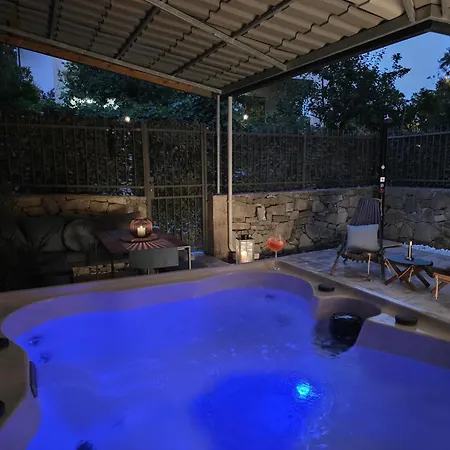 Azura Jacuzzi - Private Courtyard & Hot Tub Apartamento