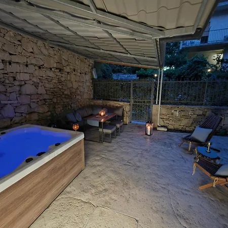 Azura Jacuzzi - Private Courtyard & Hot Tub Apartamento