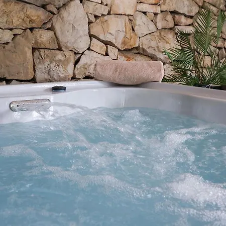 Apartamento Azura Jacuzzi - Private Courtyard & Hot Tub *