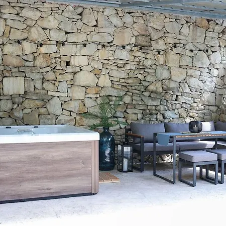 Azura Jacuzzi - Private Courtyard & Hot Tub *