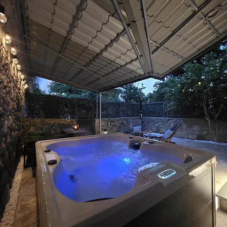 Apartamento Azura Jacuzzi - Private Courtyard & Hot Tub Split