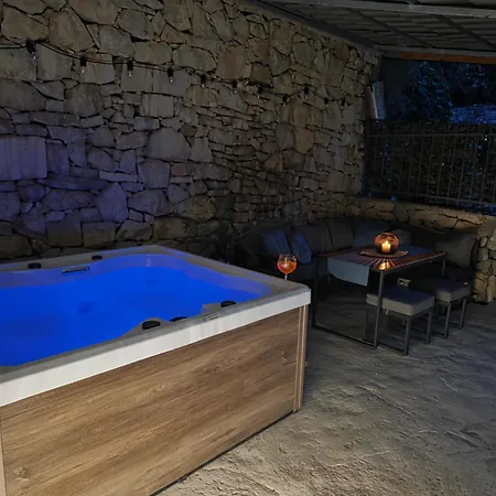 Azura Jacuzzi - Private Courtyard & Hot Tub Apartamento