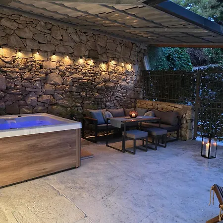 Azura Jacuzzi - Private Courtyard & Hot Tub Apartamento Split