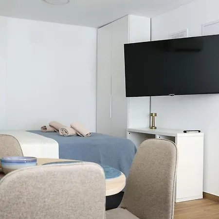 Azura Jacuzzi - Private Courtyard & Hot Tub Apartamento Split