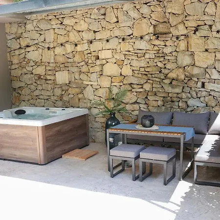 Apartamento Azura Jacuzzi - Private Courtyard & Hot Tub *
