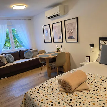 Apartamento Azura Jacuzzi - Private Courtyard & Hot Tub Split